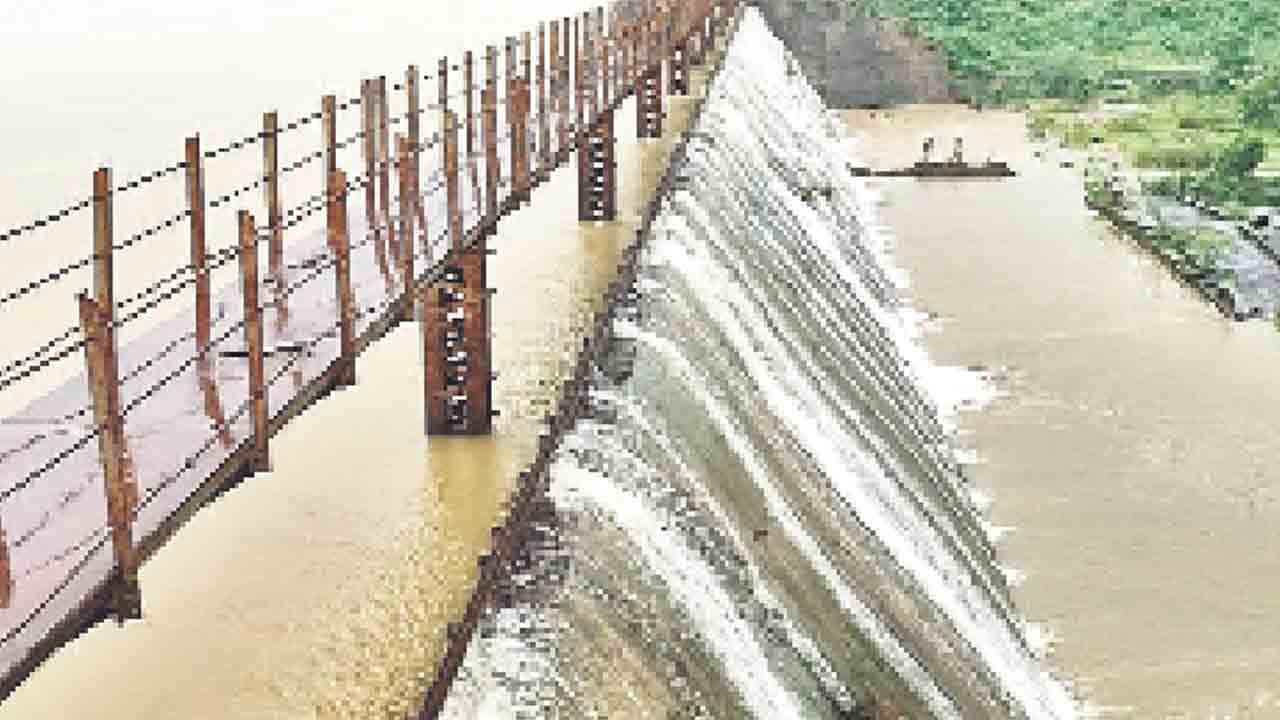 మూడు మండలాల్లో తెరిపివ్వని వర్షం