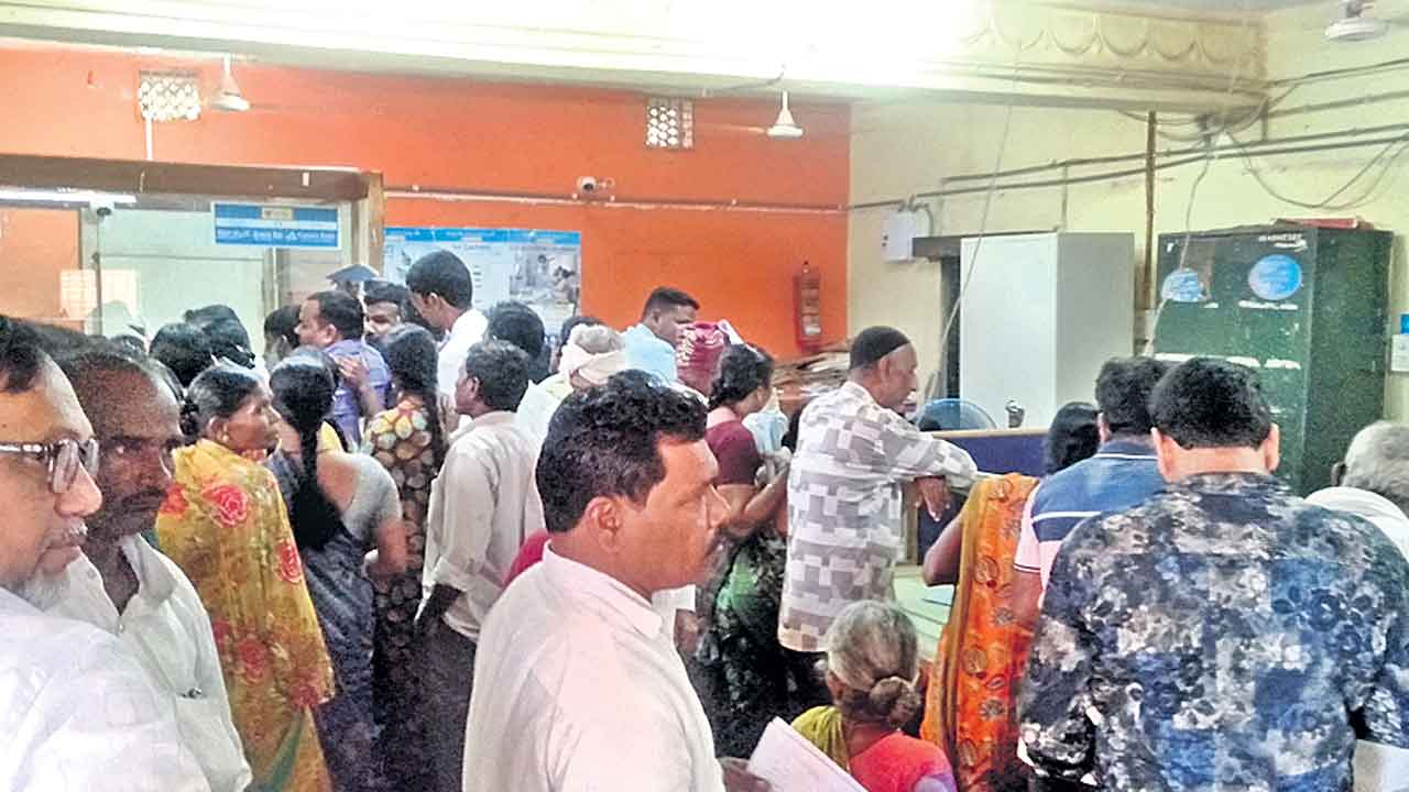 అధికారుల నిర్లక్ష్యంతో నష్టపోతున్న రైతులు