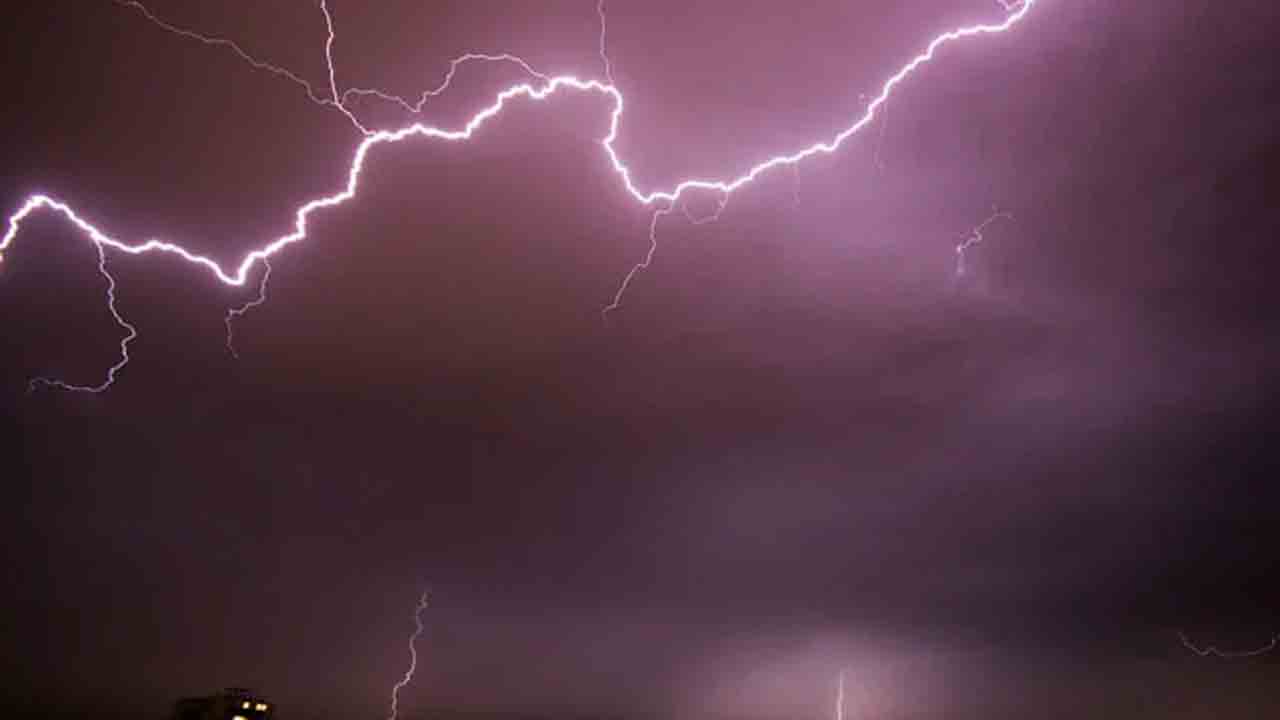 lightning strikes | బీహార్‌లో పిడుగుపాటుకు ఐదుగురు మృతి.. 18 మంది విద్యార్థులకు గాయాలు