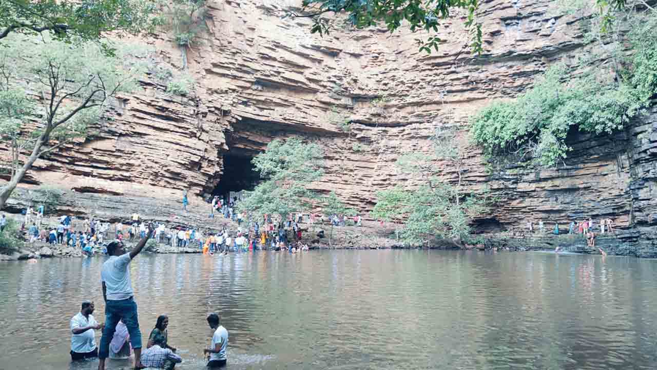 లొద్దిమల్లయ్య దర్శనానికి బారులు