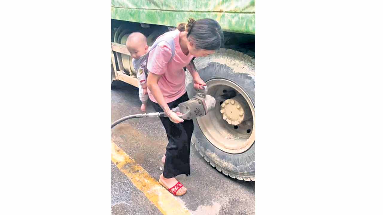 ఆకలి రాజ్యంలో అమ్మ