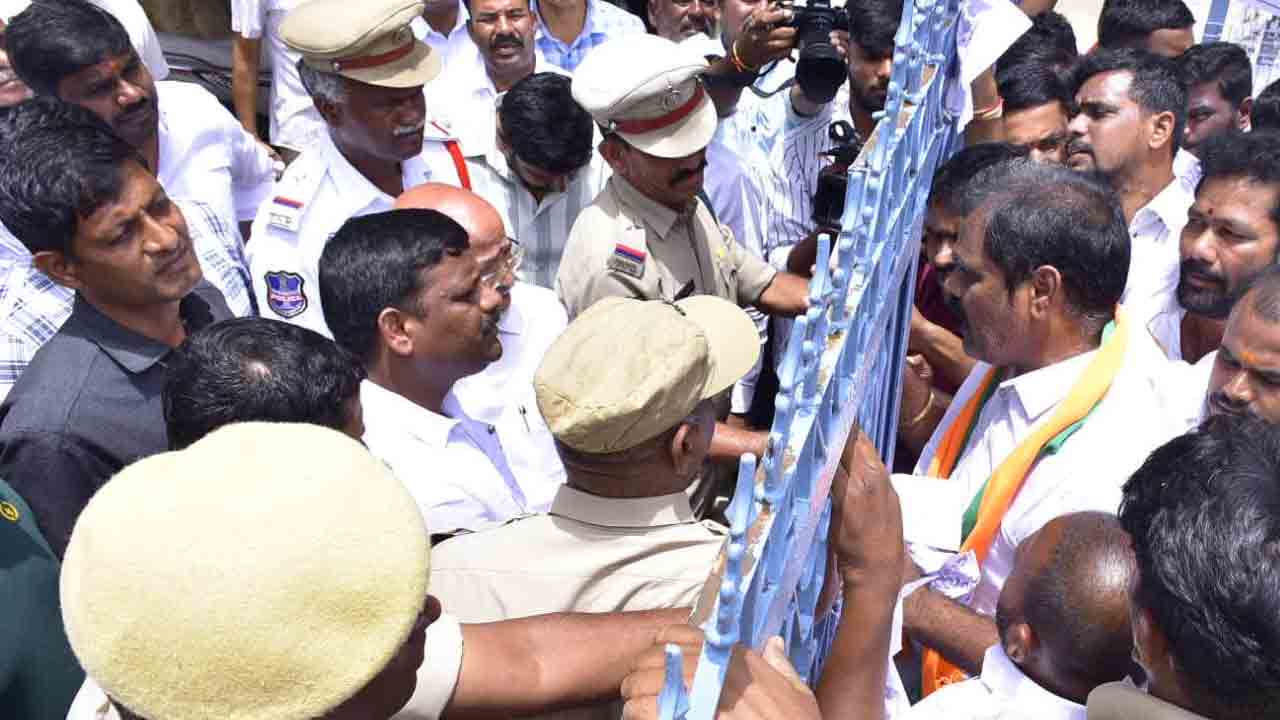 Teenmar Mallanna | కాంగ్రెస్ ఎమ్మెల్సీ తీన్మార్ మ‌ల్ల‌న్న‌కు నిర‌స‌న సెగ‌.. వీడియో