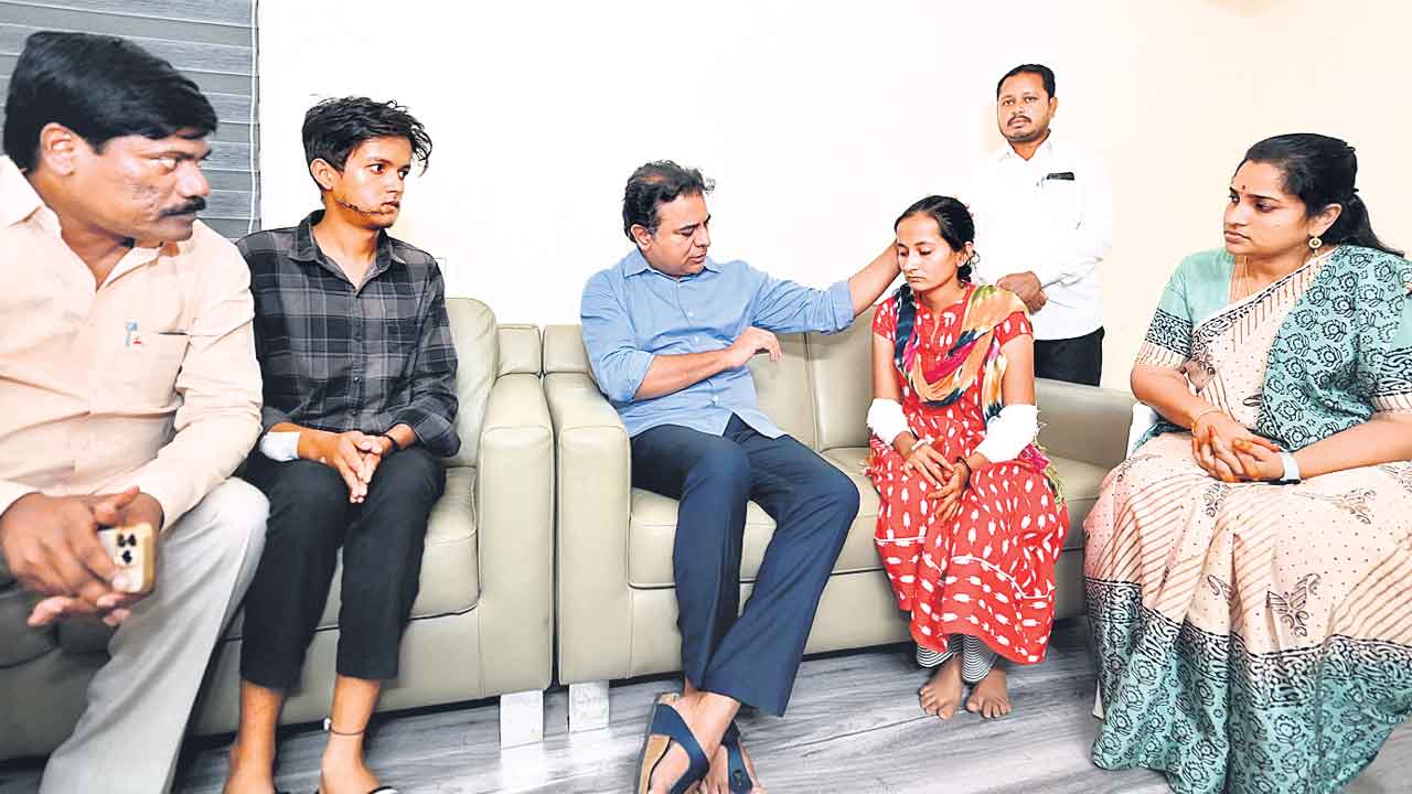 ప్రేమోన్మాది దాడి బాధితులకు బీఆర్‌ఎస్‌ అండ.. అనాథలైన బిడ్డలకు రూ. 5 లక్షల సాయం