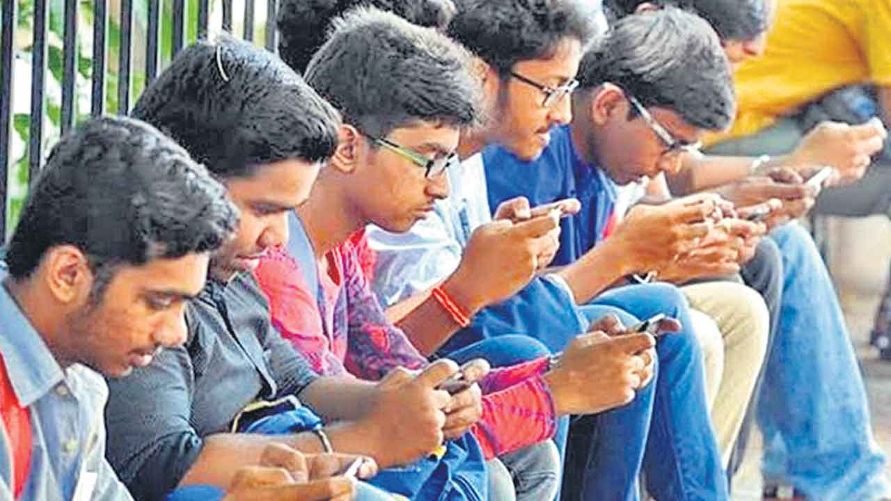 చరవాణి చెరలో బాల్యం