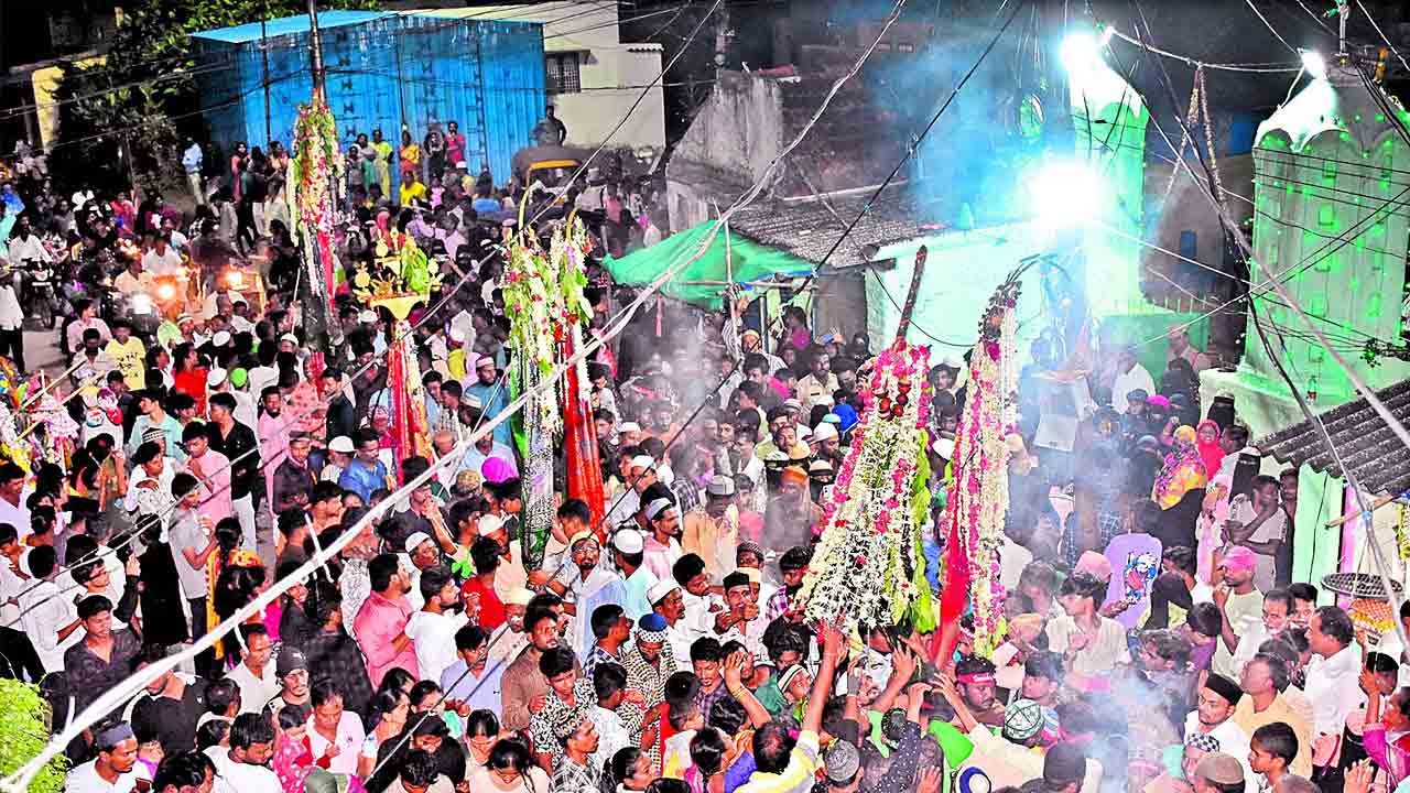 చివరి రోజు పీరీల నిమజ్జనం