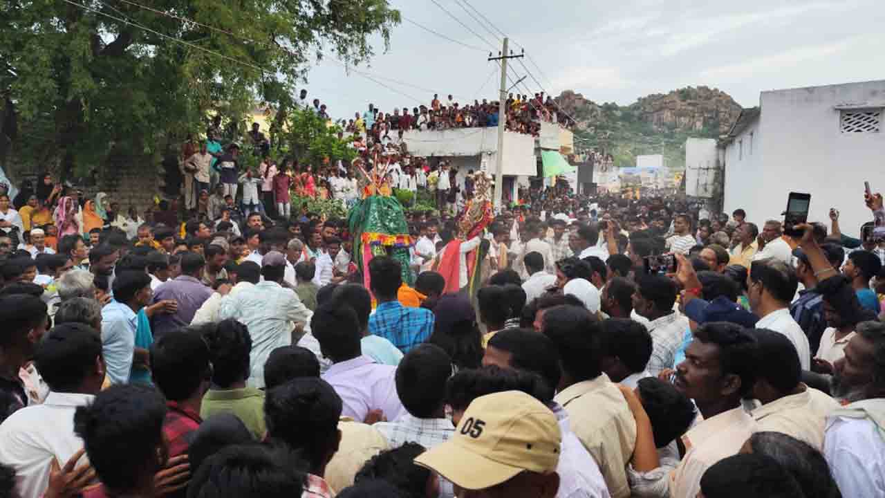 జనసంద్రమైన కోయిలకొండ