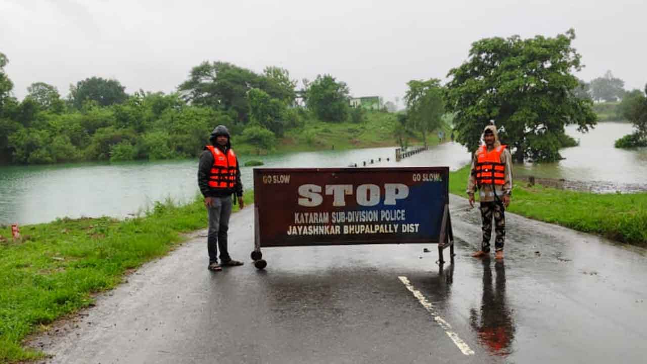 Heavy rains | తెలంగాణ-ఛత్తీస్‌గఢ్ రాష్ట్రాల మధ్య నిలిచిపోయిన రాకపోకలు