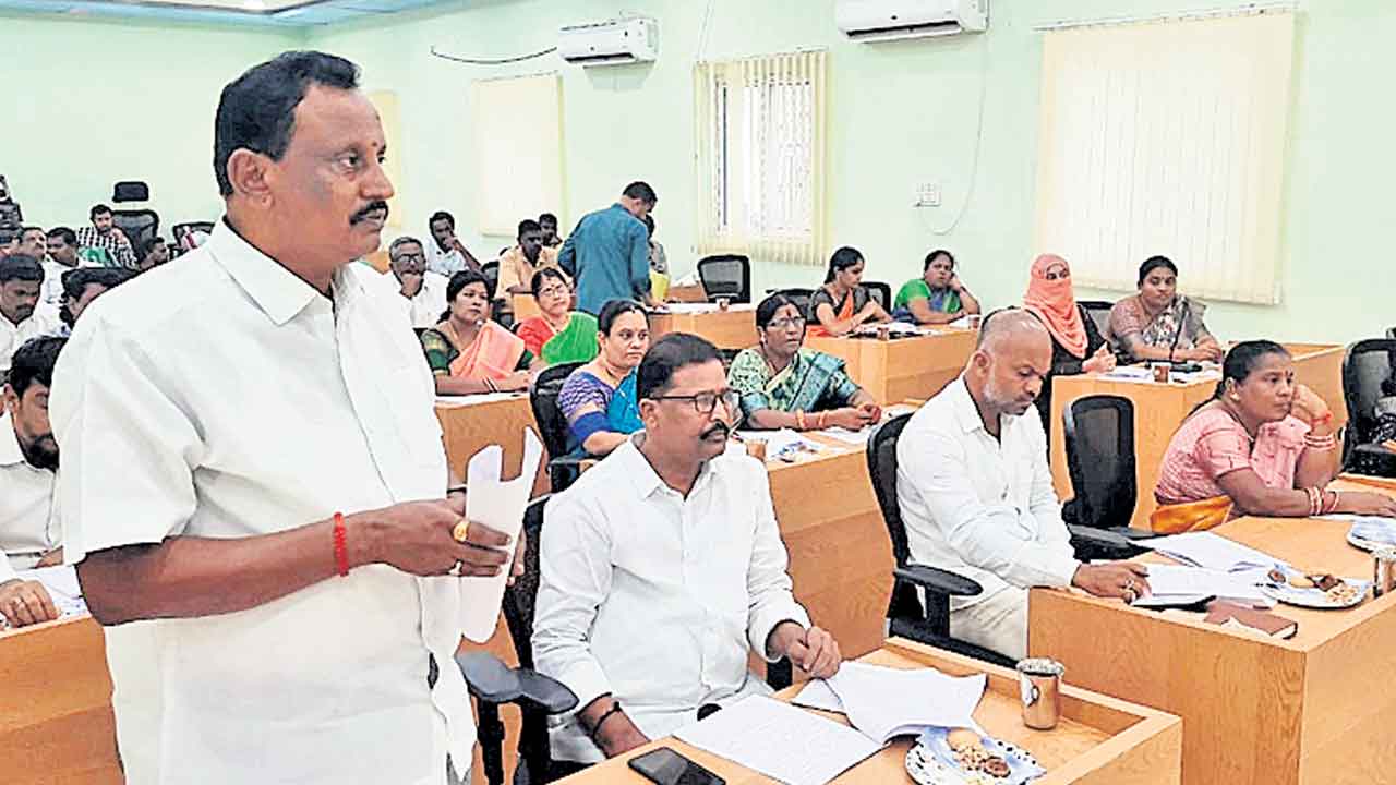 వాడీవేడిగా మున్సిపల్‌ సమావేశం