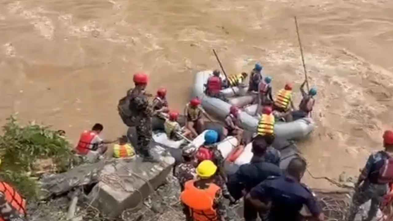 బస్సులపై విరిగిపడ్డ కొండచరియలు