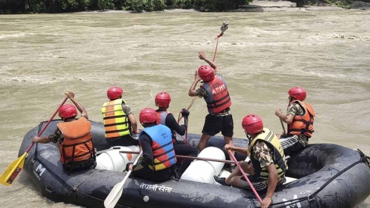 Nepal : ఆ 2 బస్సుల్లో 65 మంది ప్రయాణికులు.. 14 మంది మృతదేహాలు వెలికితీత.. కొనసాగుతున్న రెస్క్యూ ఆపరేషన్