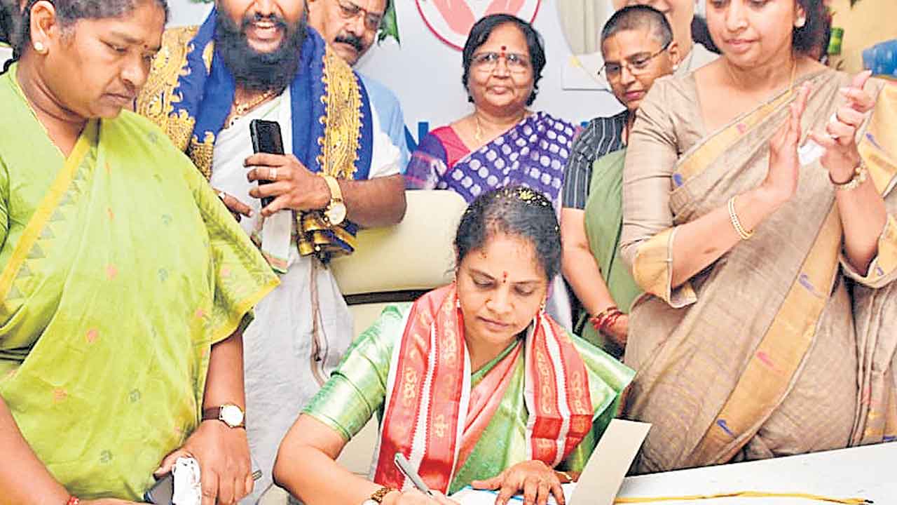 మహిళా కమిషన్‌ చైర్‌పర్సన్‌గా శారద బాధ్యతలు