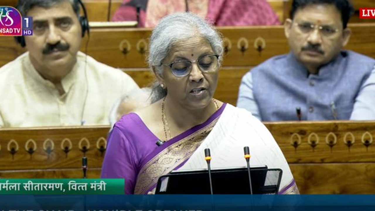 FM Nirmala Sitharaman: త‌గ్గ‌నున్న బంగారం, వెండి, మొబైల్ ఫోన్ల ధ‌ర‌లు..