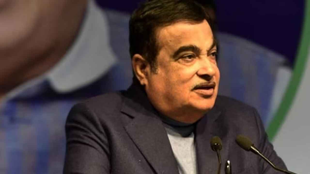 132 సీట్లు.. బస్ హోస్టెస్!