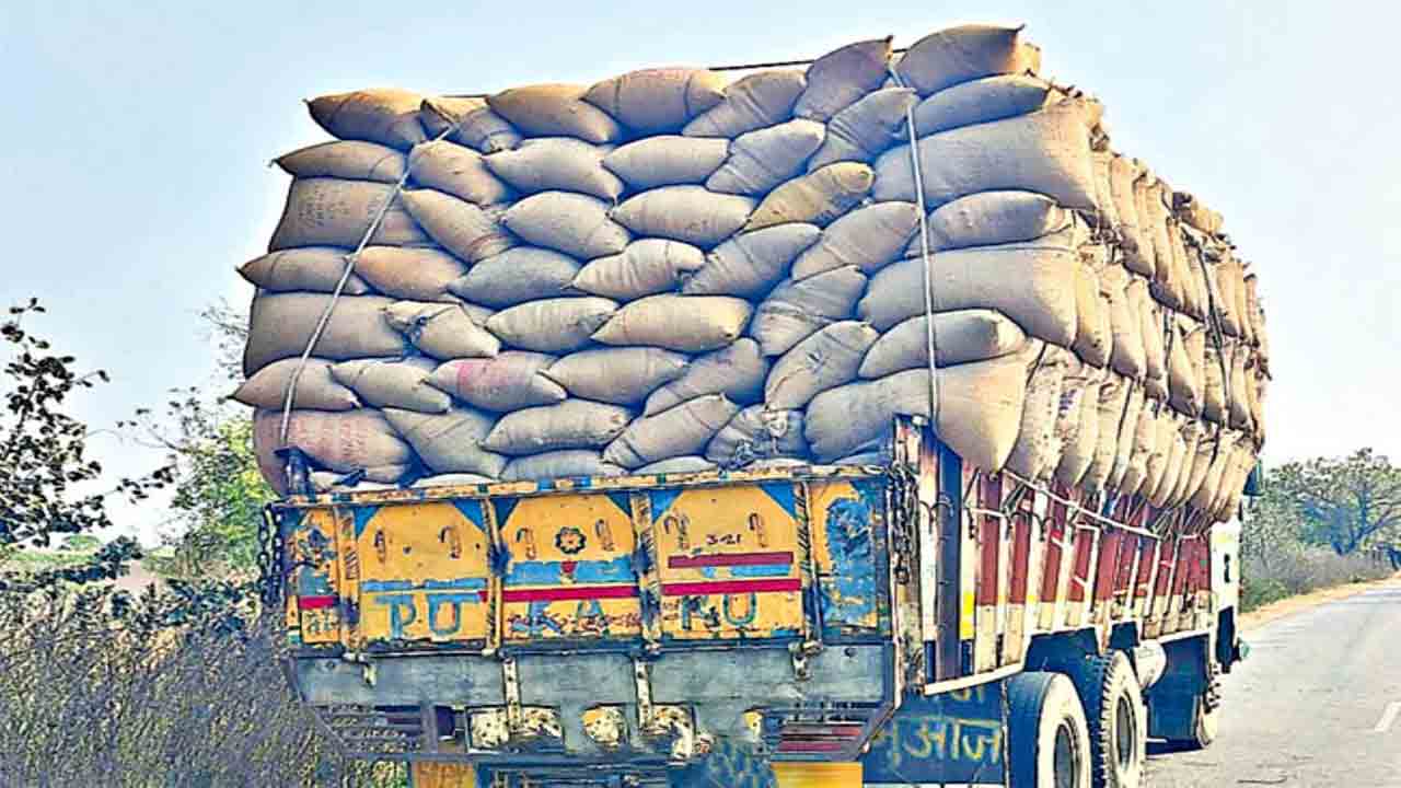 Nizamabad | ఆర్టీఏ అధికారులమంటూ.. పసుపు లోడ్‌ లారీ హైజాక్‌