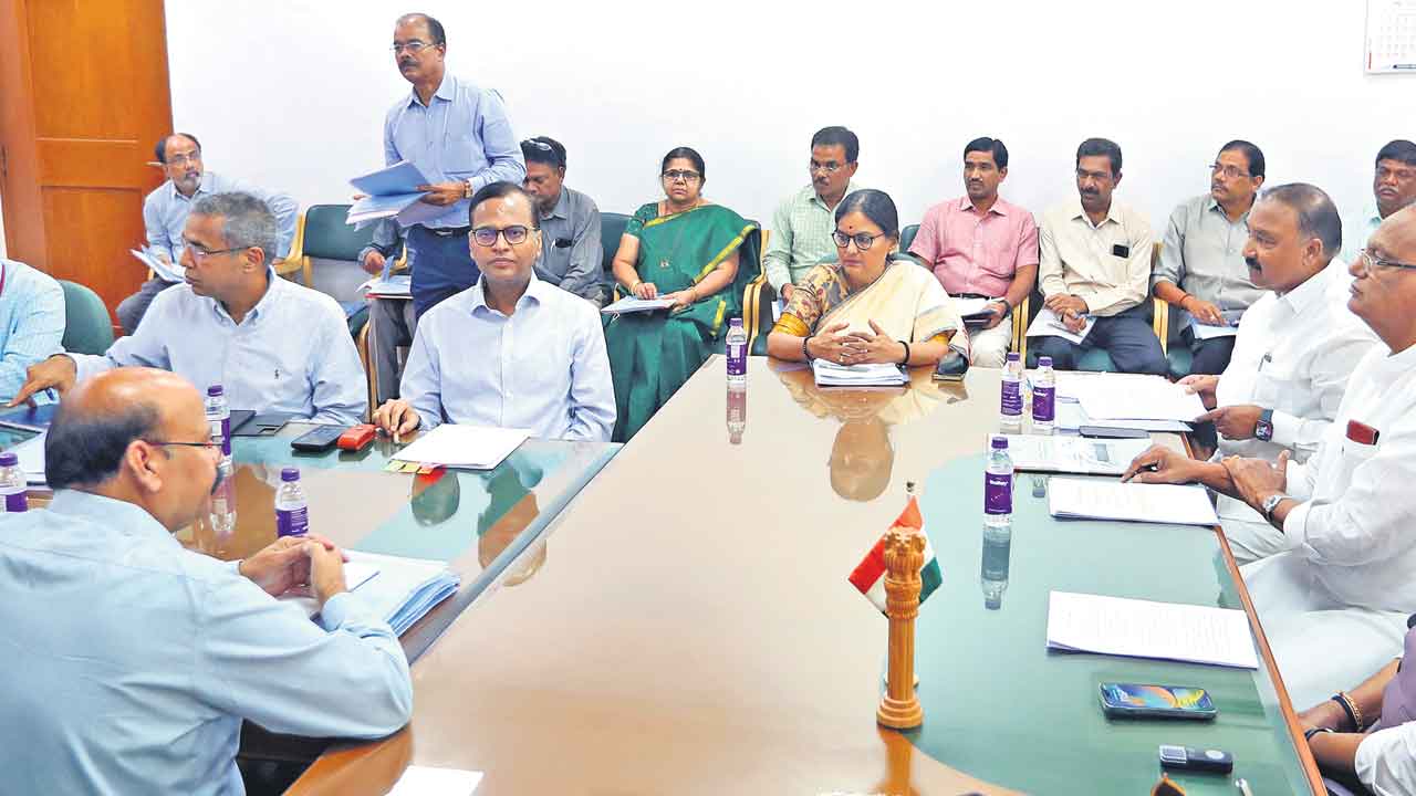 అధికారులు ప్రొటోకాల్‌ పాటించరా?