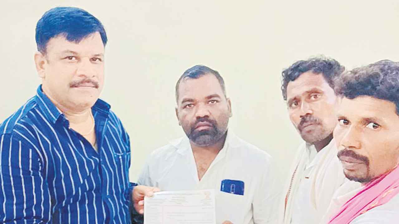 పాత తలుపులకు రూ.30 వేలు వసూలు!