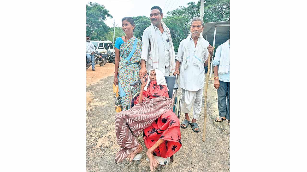 కొడుకు ఇంట్లోకి రానివ్వడం లేదు