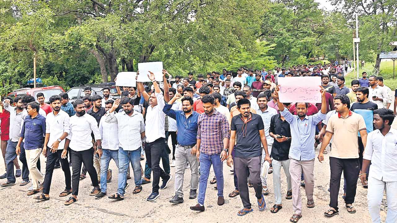 Congress | నిరుద్యోగులా లైట్‌ తీస్కో.. విద్యార్థుల జీవితాలతో కాంగ్రెస్‌ రాజకీయాలు!