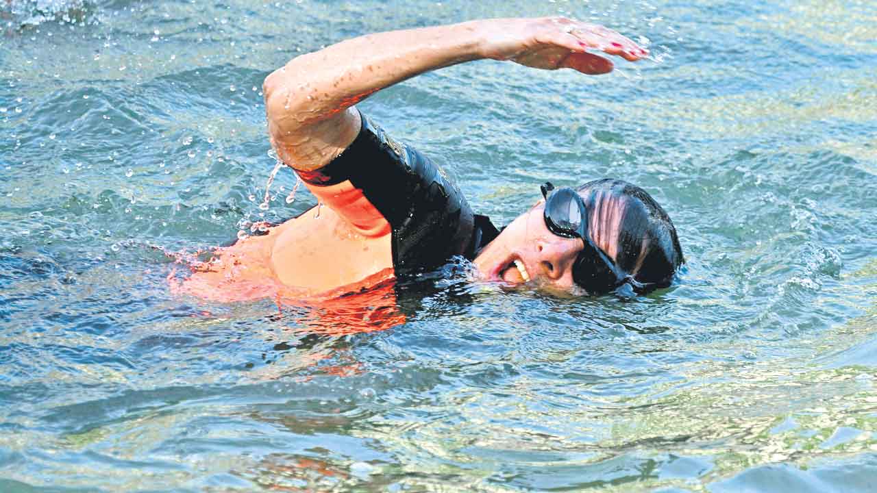 Anne Hidalgo | అనుమానాలకు ఫుల్‌స్టాప్‌.. సిన్‌ నదిలో పారిస్‌ మేయర్‌ స్విమ్మింగ్‌