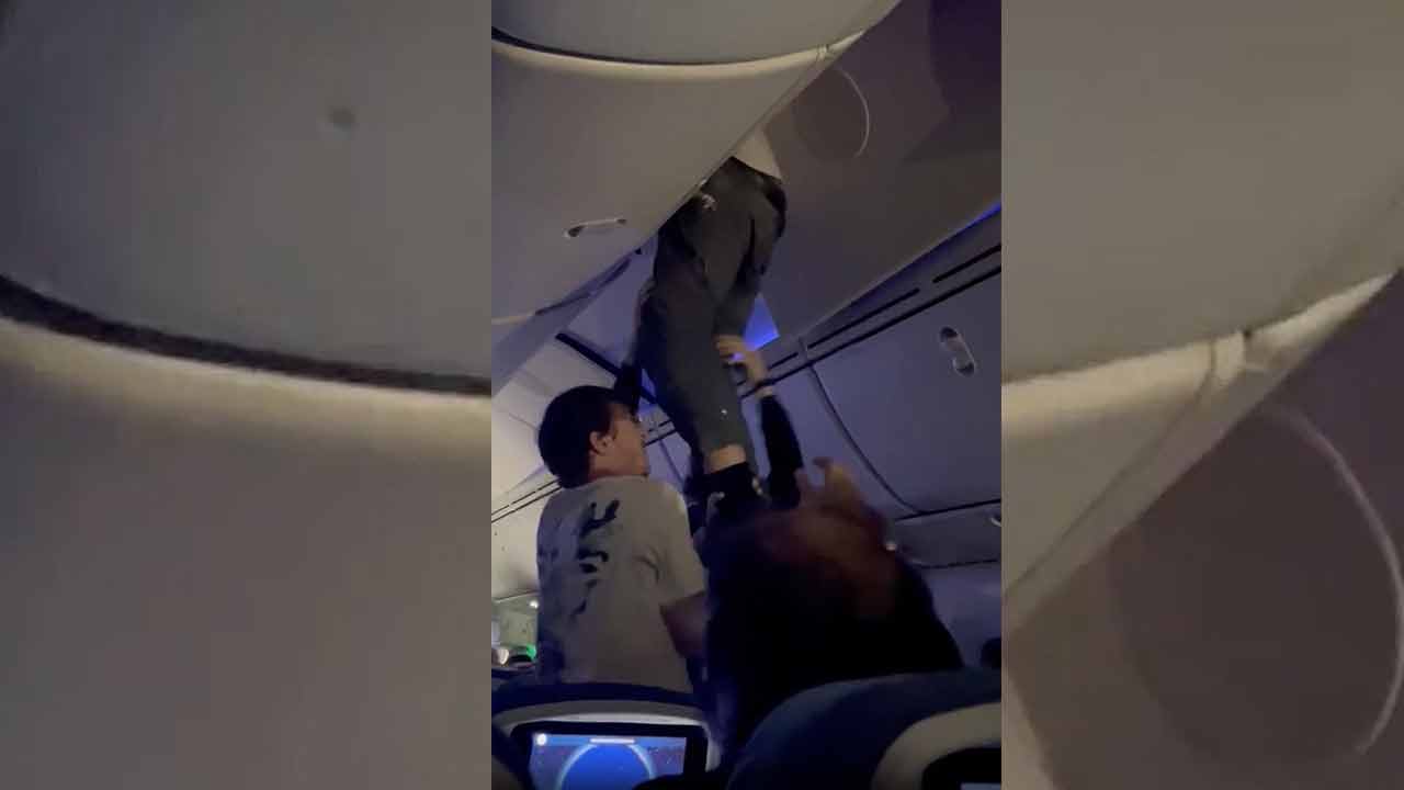 విమానంలో కుదుపులు.. ఓవర్‌హెడ్‌ బిన్‌లో ఇరుక్కున్న ప్రయాణికుడు