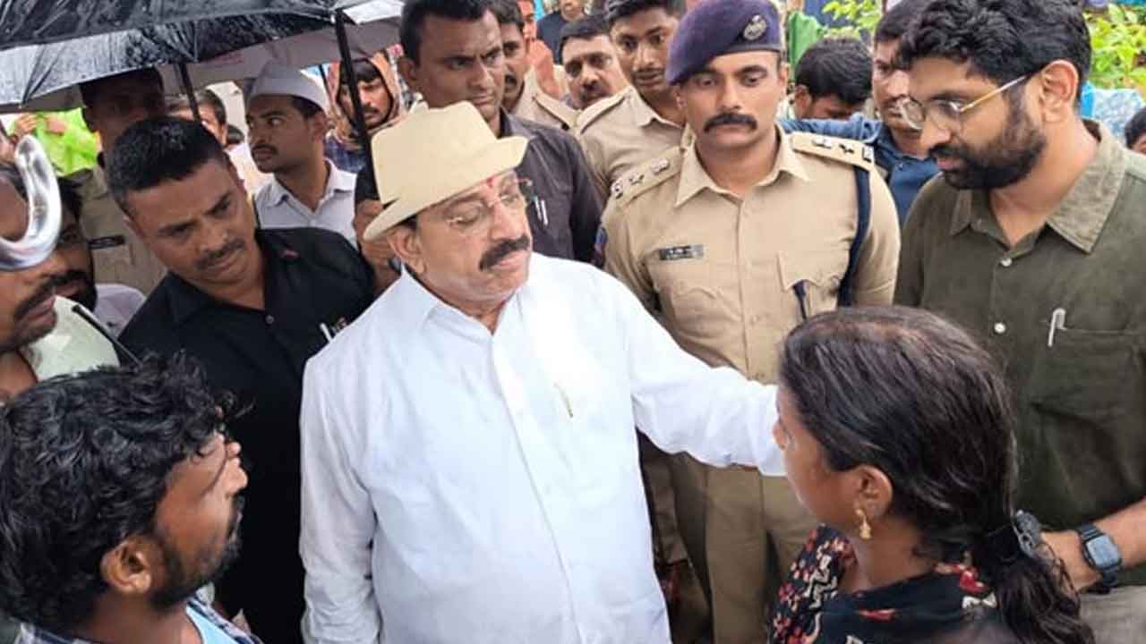 Pedavagu | పెదవాగును పరిశీలించిన మంత్రి తుమ్మల.. అధికారుల నిర్లక్ష్యంపై ఆగ్రహం