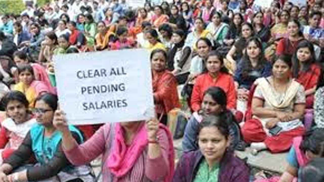 మాడల్‌ టీచర్ల జీతాలు చెల్లించండి