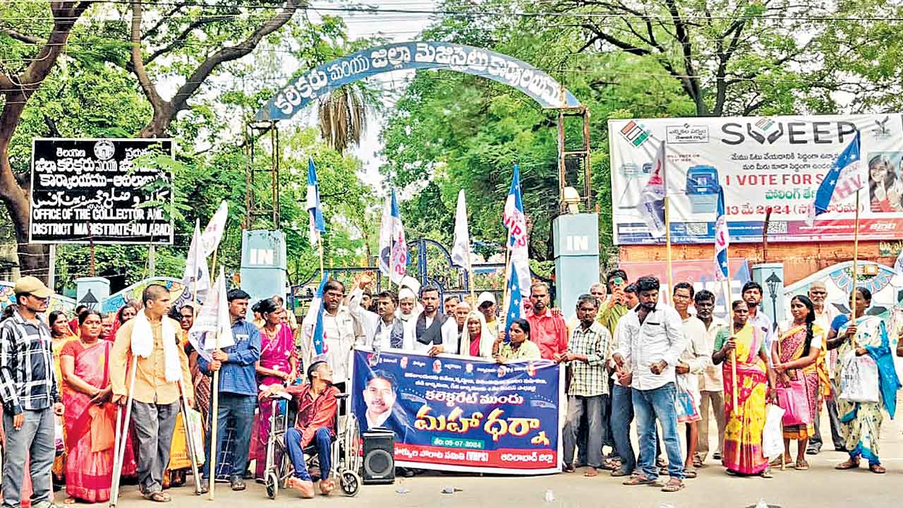 పింఛన్‌ పెంచాలని దివ్యాంగుల నిరసనలు