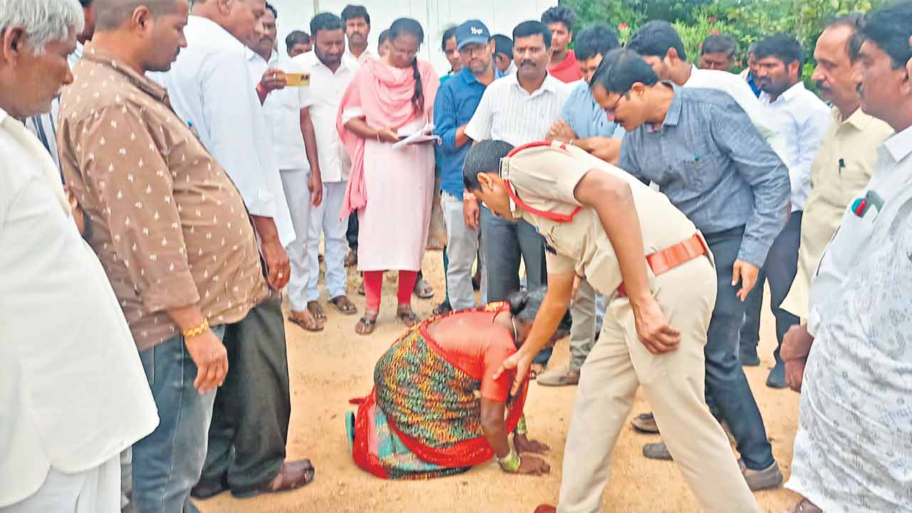 RRR | మా భూమి మాకే.. మొత్తం పొలం రోడ్డులో పోతే మా గతి ఏంగావాలె?.. ట్రిపుల్‌ ఆర్‌ వద్దంంటూ రైతుల ఆందోళన