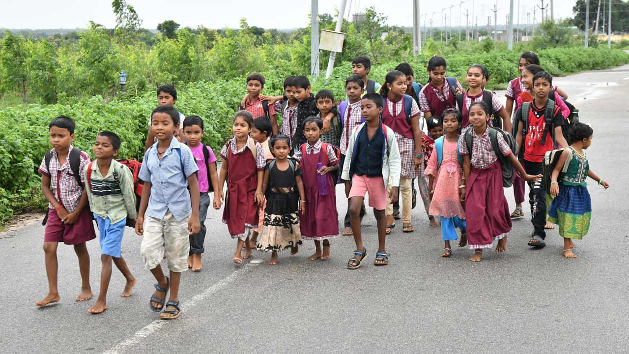 Telangana | చదువుకోవాలంటే 4కి.మీ. నడవాల్సిందే.. కాంగ్రెస్‌ సర్కార్‌లో విద్యార్థుల తిప్పలు