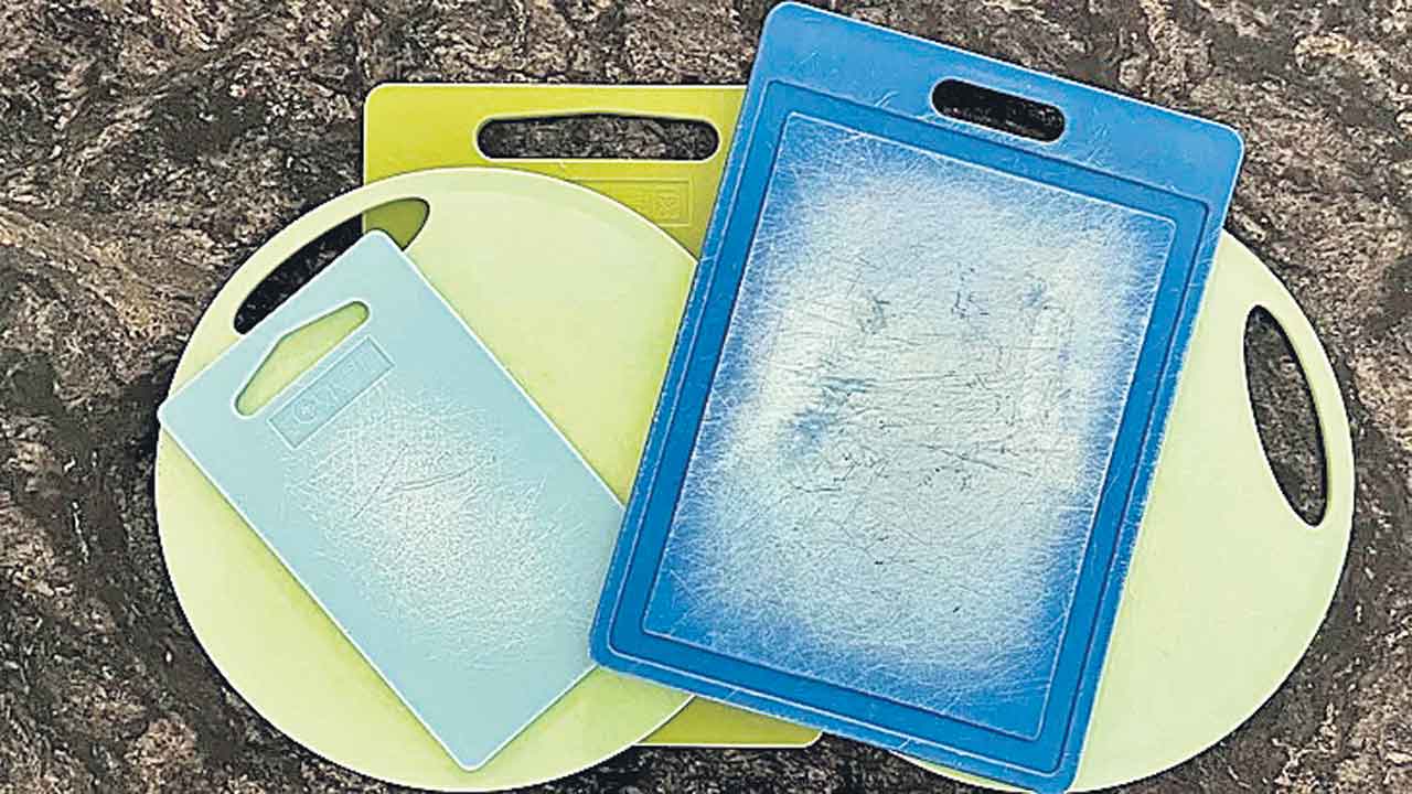 Microplastics | ప్లాస్టిక్‌ చాపింగ్‌ బోర్డులతో శరీరంలోకి మైక్రోప్లాస్టిక్‌