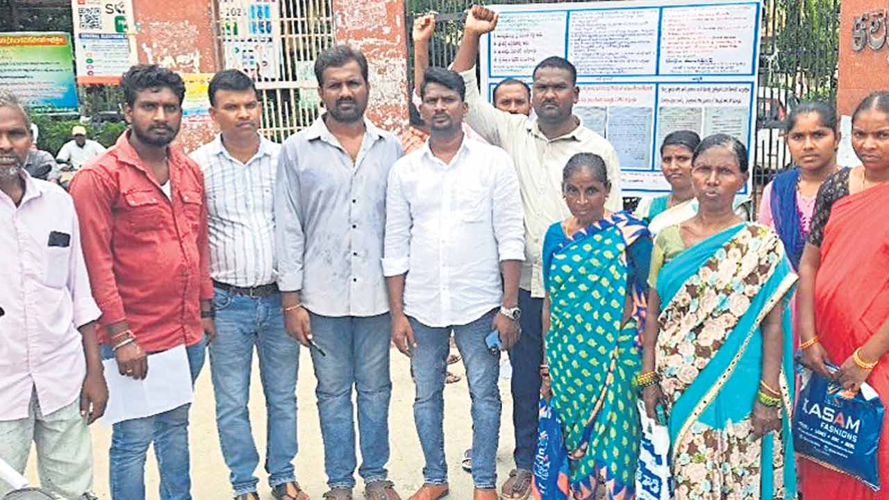 కలెక్టరేట్‌ ఎదుట దళితబంధు లబ్ధిదారుల ఆందోళన