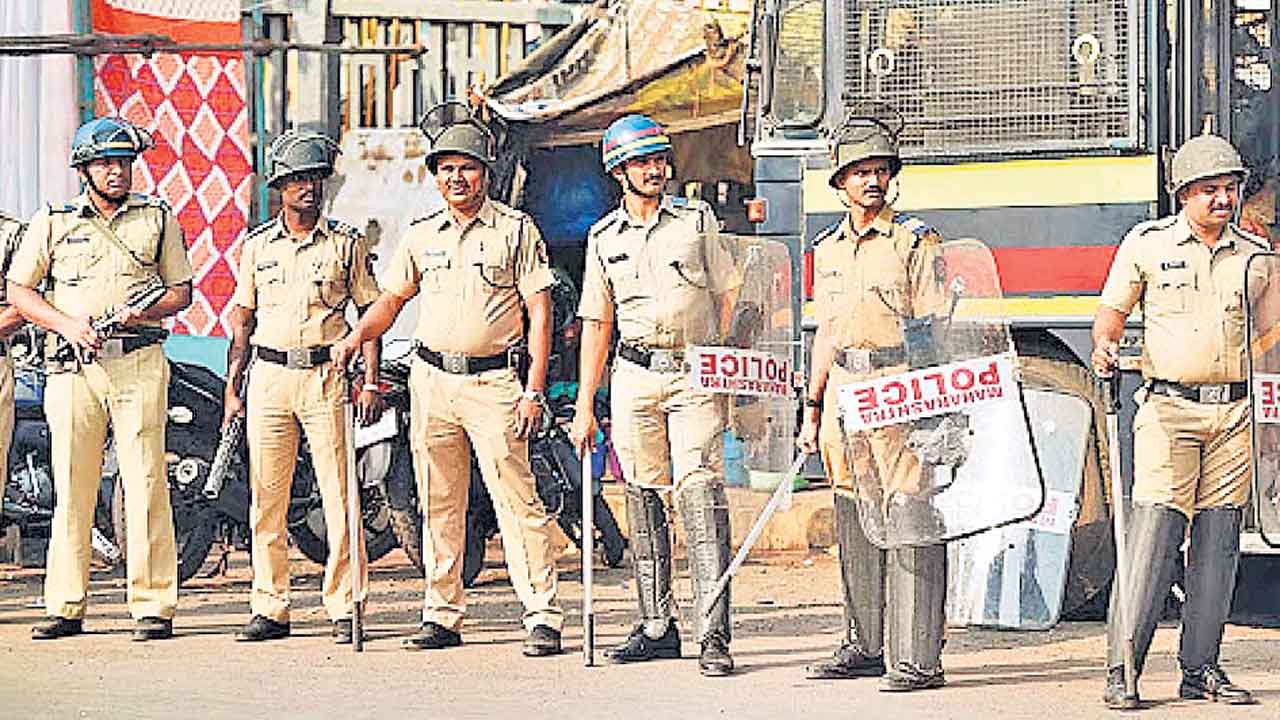 హోంశాఖకు 2,19,643 కోట్లు