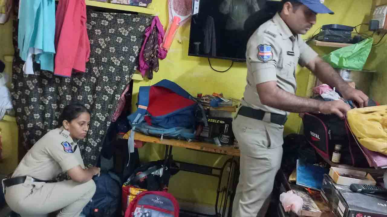 Dhoolpet | ధూల్‌పేట‌లో ఎక్సైజ్ పోలీసుల త‌నిఖీలు.. ఇంటింటిని జ‌ల్లెడ ప‌ట్టిన టాస్క్‌ఫోర్స్‌