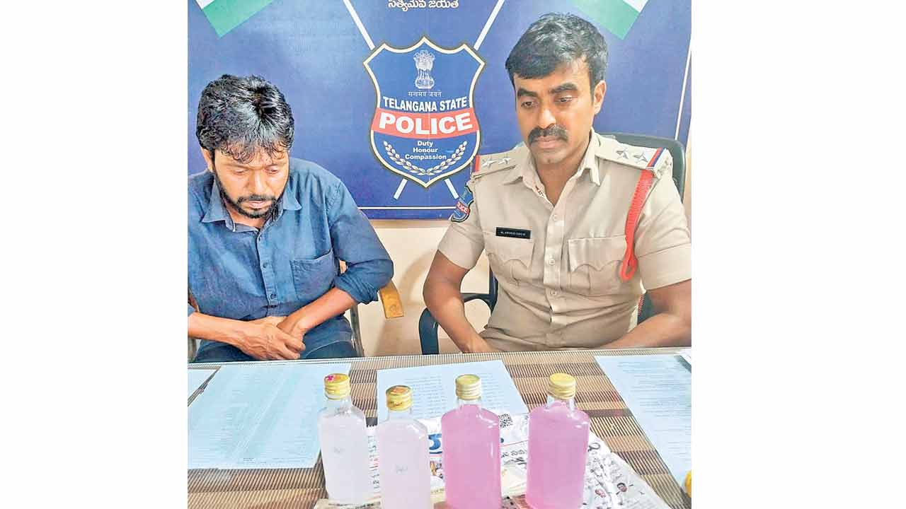 ఇసుక టిప్పర్ను వదిలిపెట్టేందుకు లంచం