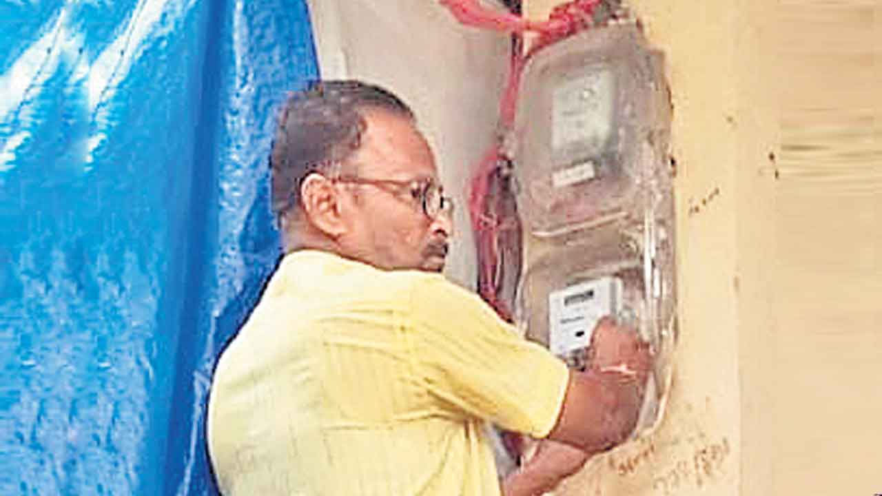 నజీర్‌ ఇంటికి కరెంట్‌ కనెక్షన్‌ పునరుద్ధరణ