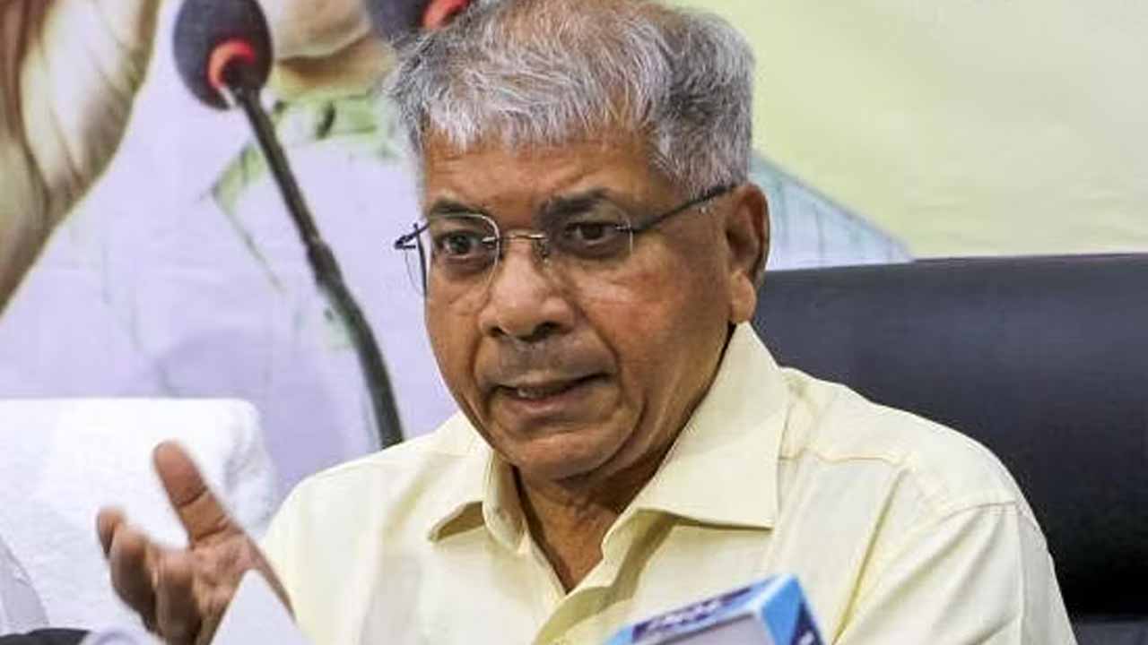 Prakash Ambedkar: మ‌నుస్మృతి కాపీల‌ను మోదీ, రాహుల్ త‌గ‌ల‌బెట్టాలి: ప్ర‌కాశ్ అంబేద్క‌ర్‌