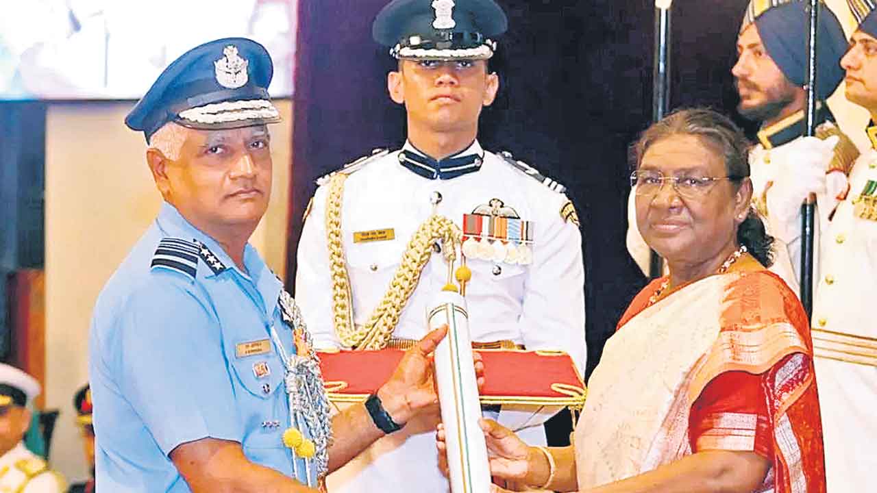హైదరాబాద్‌ ఆఫీసర్లకు అవార్డులు ప్రదానం చేసిన రాష్ట్రపతి