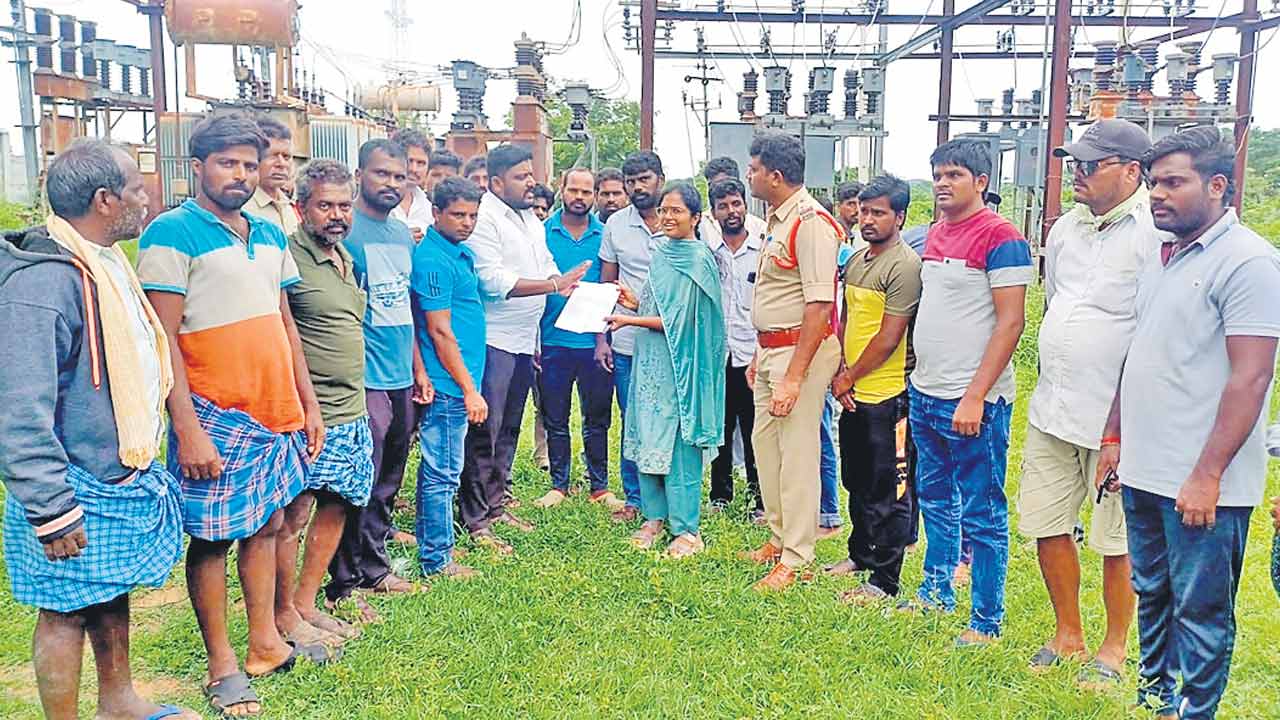 సబ్‌స్టేషన్‌ ఎదుట ఆందోళన