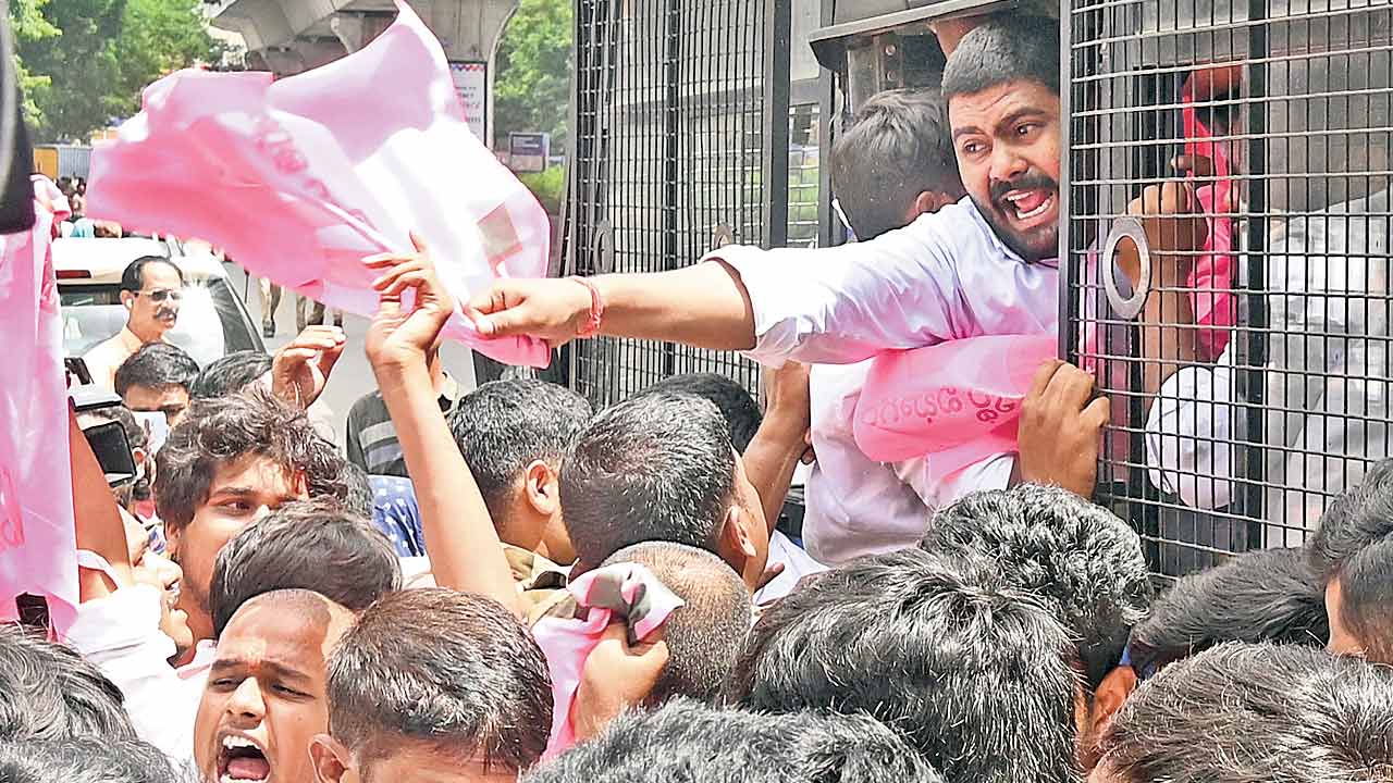 Telangana | నిరుద్యోగ మార్చ్‌పై పోలీస్‌ జులుం.. టీజీపీఎస్సీ ఆఫీస్‌ వద్ద దౌర్జన్యకాండ