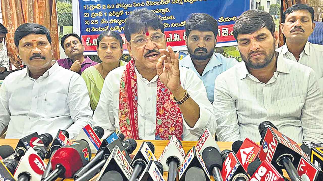 నిరుద్యోగుల డిమాండ్లను నెరవేర్చాలి