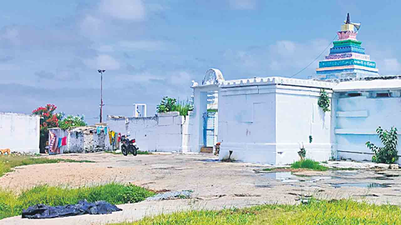 ఆలయ భూమికి ఎసరు