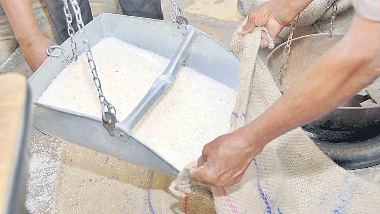 ‘రేషన్‌’ పక్కదారి !