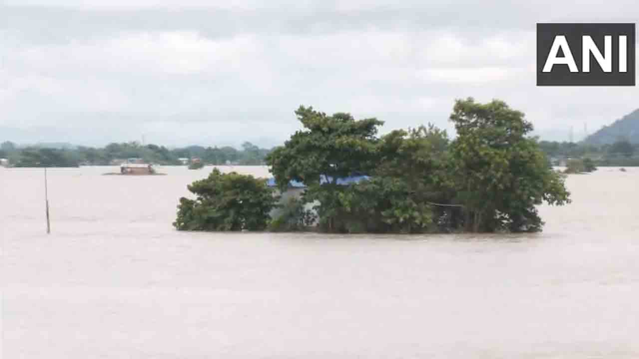 Assam Floods | అసోంలో ఆగని వరద ఉధృతి : బ్రహ్మపుత్ర పోటెత్తడంతో నీట మునిగిన గ్రామాలు