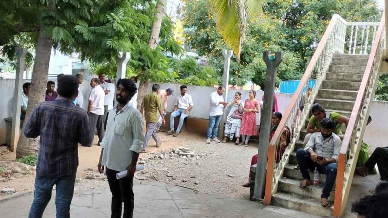 సర్వర్‌ డౌన్‌ రిజిస్ట్రేషన్లు బంద్‌