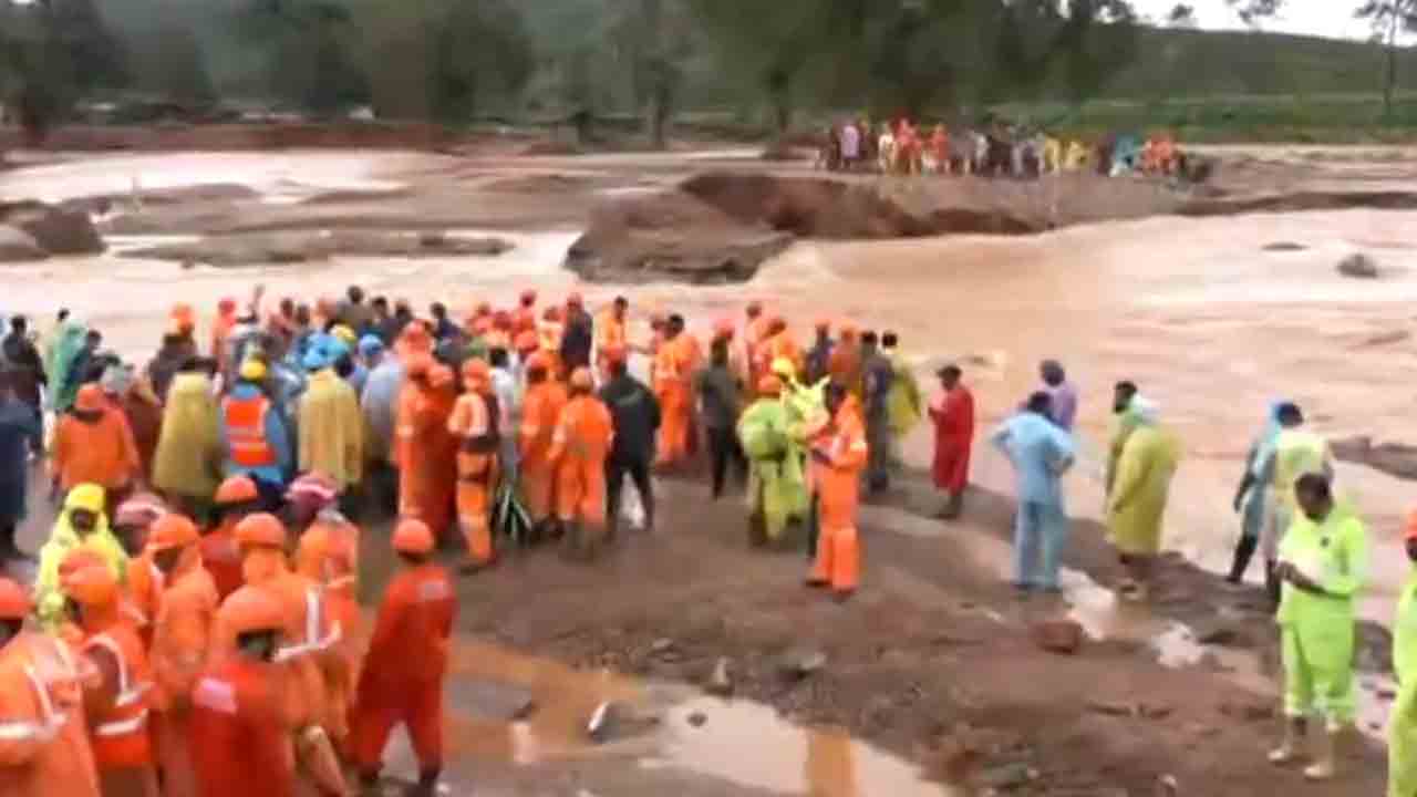 Wayanad | చూరల్‌ మాలా పట్టణం వద్ద కొనసాగుతున్న సహాయక చర్యలు.. వీడియోలు