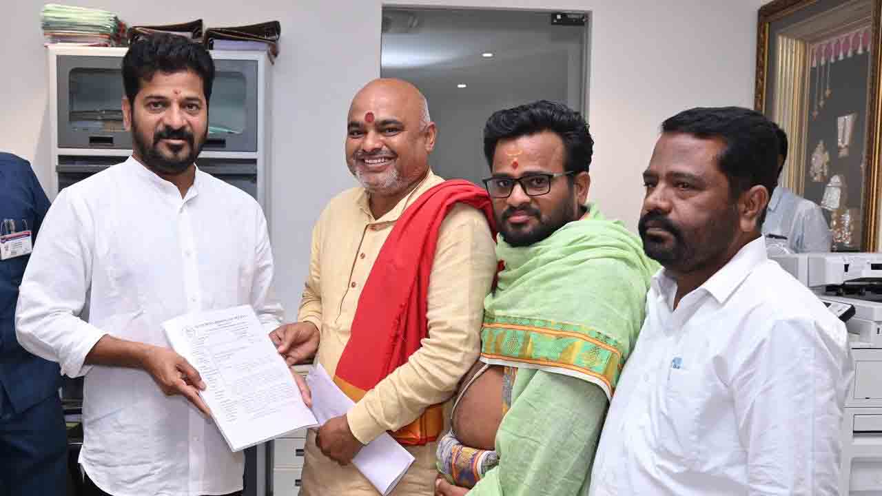 CM Revanth Reddy | అర్చ‌క ఉద్యోగుల స‌మ‌స్య‌ల ప‌రిష్కారానికి కృషి చేస్తా : సీఎం రేవంత్ రెడ్డి