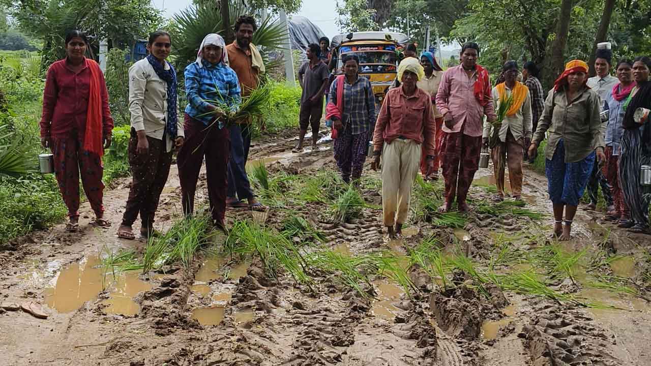 Suryapet | రోడ్డుపై వరి నాట్లు వేసి నిరసన తెలిపిన తండా వాసులు