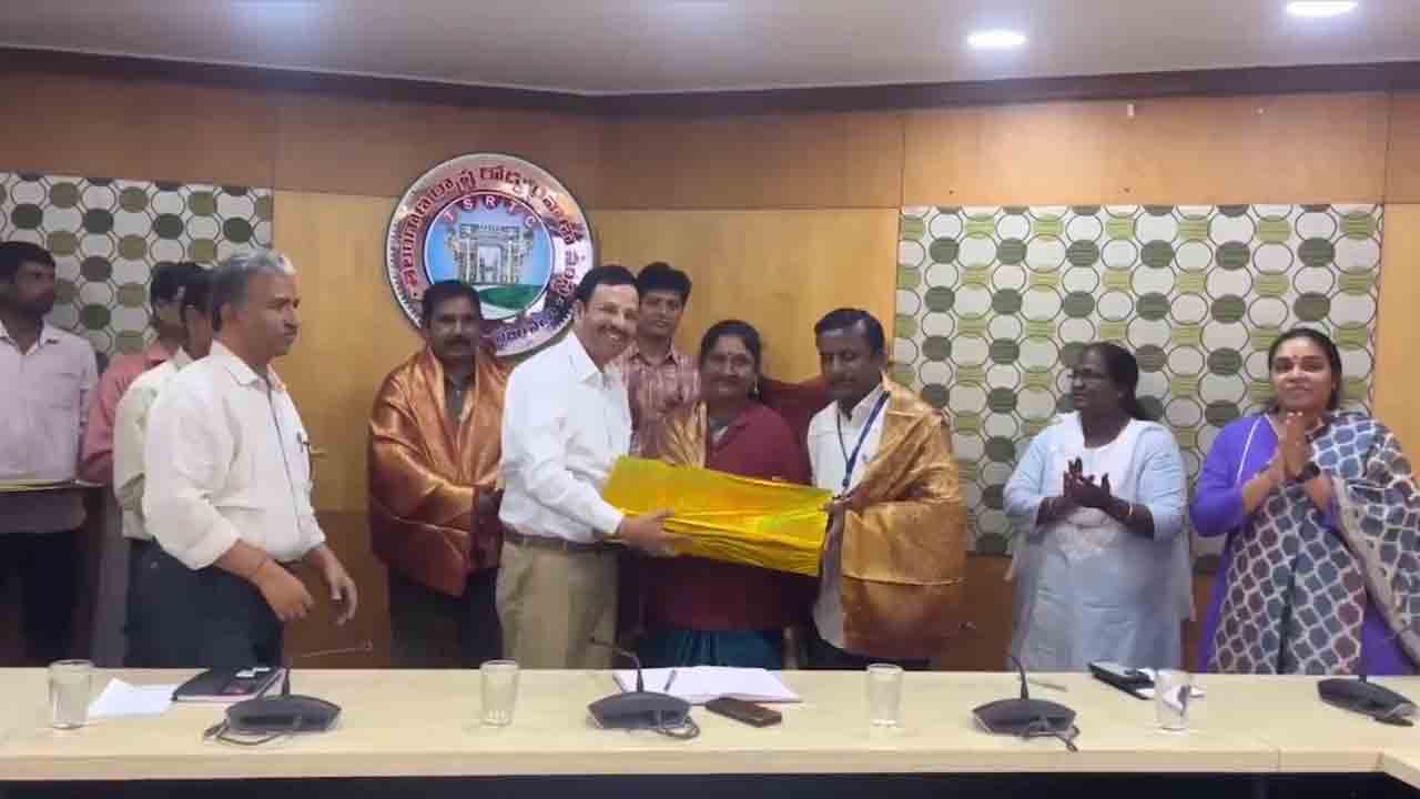 TGSRTC | బస్సులో పురుడుపోసిన మహిళా కండ‌క్ట‌ర్‌కు సన్మానం.. ఆ చిన్నారికి జీవితకాలపు ఉచిత బస్ పాస్‌ ప్ర‌క‌ట‌న‌