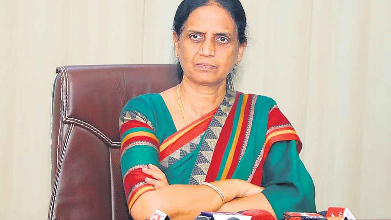 అరెస్టులతో ఉద్యమాన్ని ఆపలేరు: మాజీ మంత్రి సబితా ఇంద్రారెడ్డి