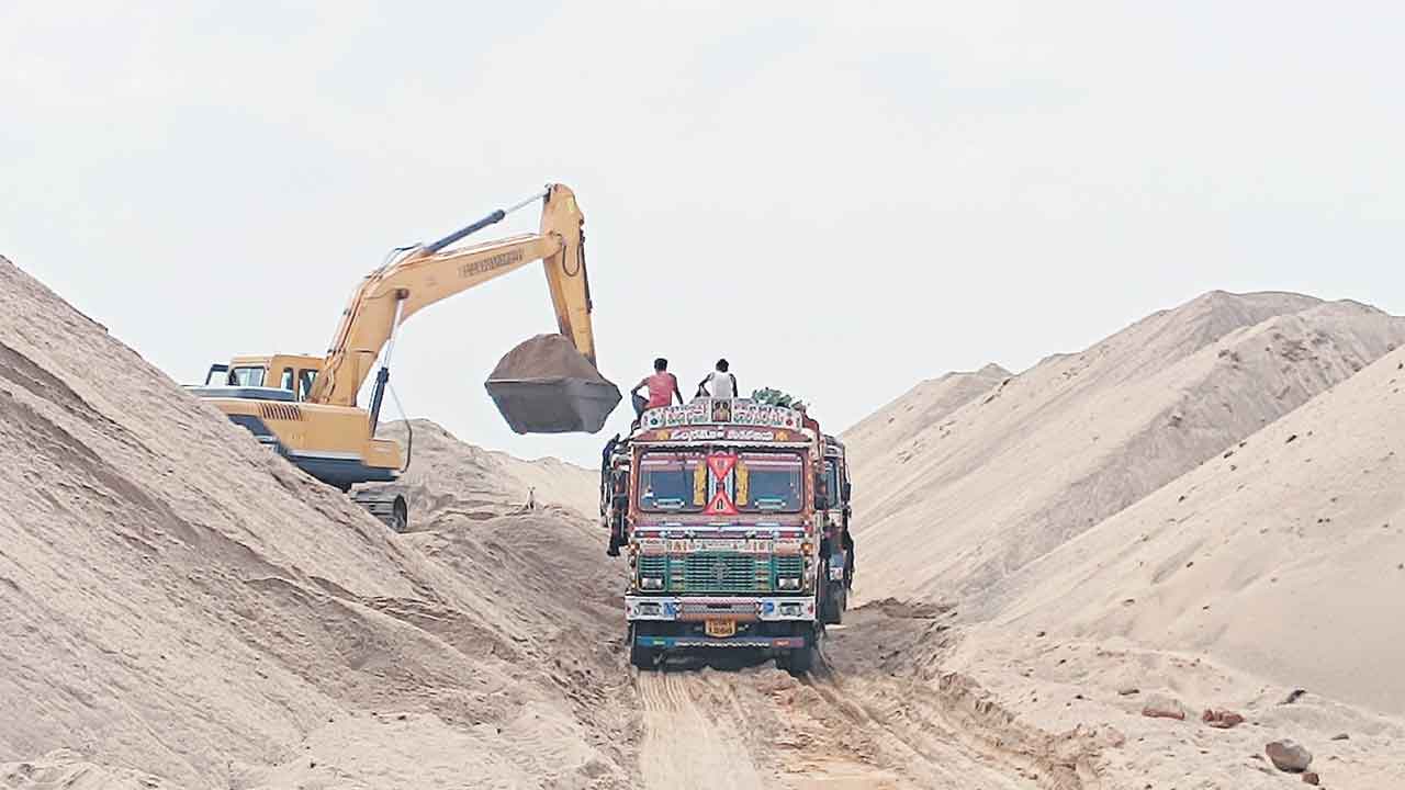 జోరుగా ఇసుక దందా